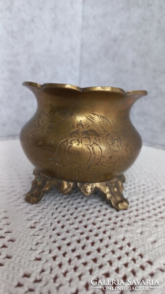 Antique copper sugar bowl, with chiseled flowers on both sides, decorative legs, in mint condition, 7 x 8.5 cm