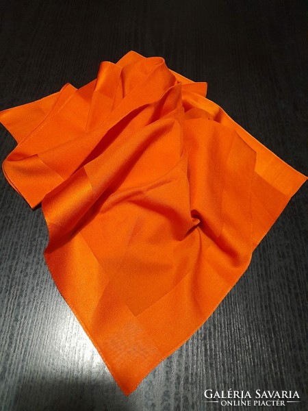 Narancs színű kendő