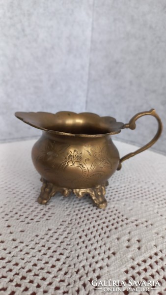 Antique copper milk jug, with chiseled flowers on 2 sides, decorative legs, in mint condition,
