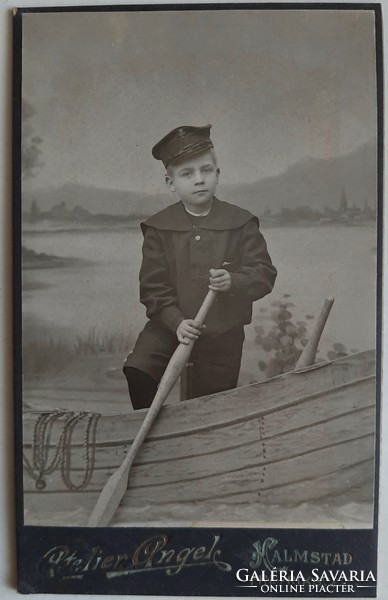 Svéd vizitkártya, CDV, Selma Angel műterméből, 1910 körül, fiú csónakban  fotó.