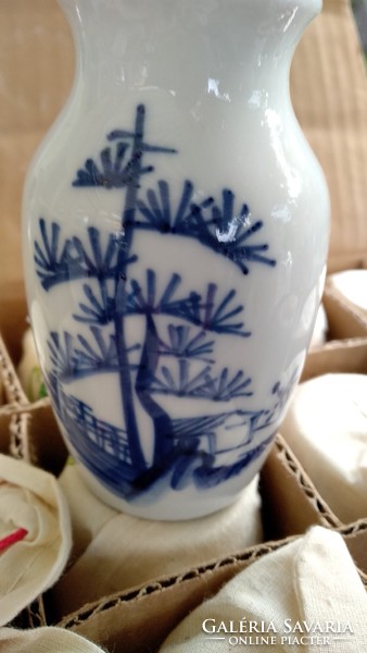 Porcelán kis vázák