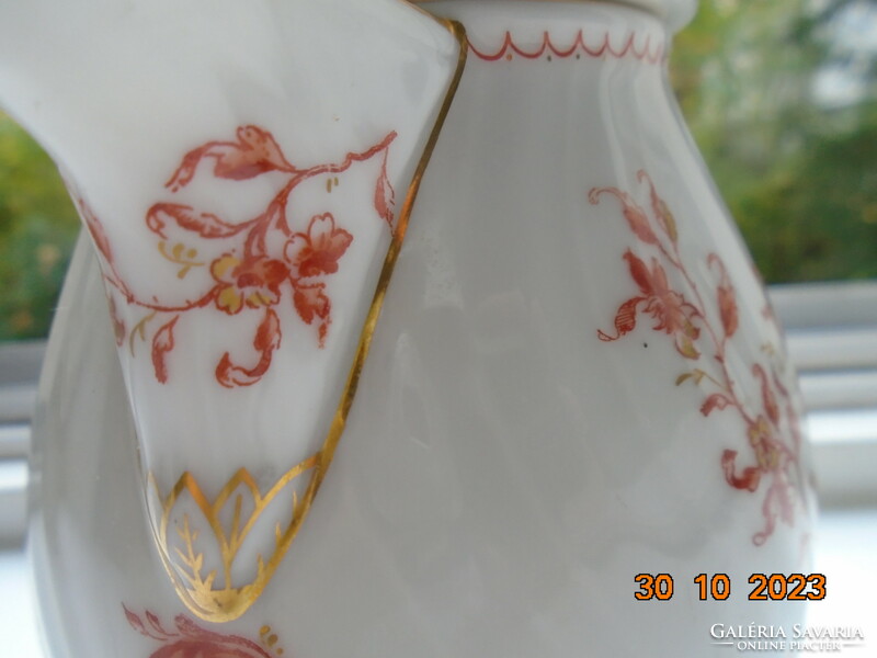 Meissen pouring pot with lid, painted in antique iron red, with a plastic flower on the lid