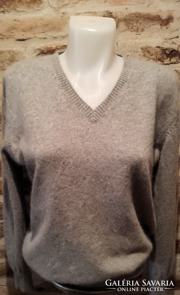 Women's cashmere sweater chest. 108 cm