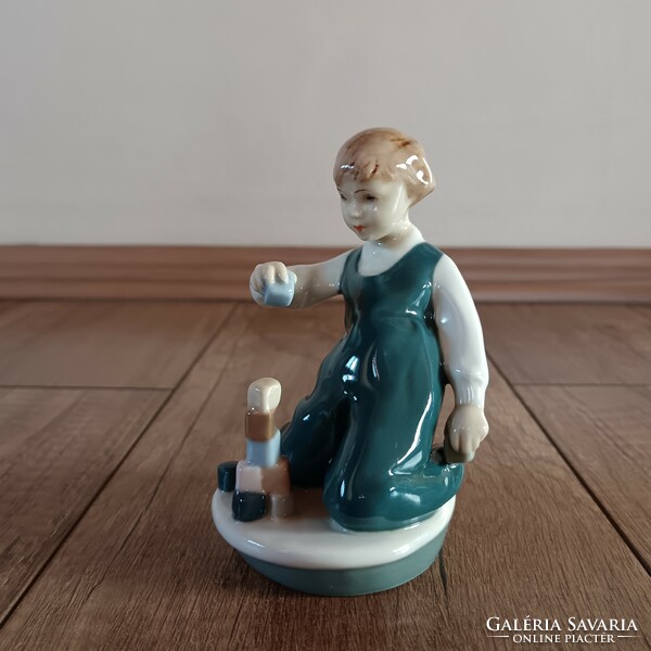 Régi Royal Dux kockázó kisfiú porcelán figura