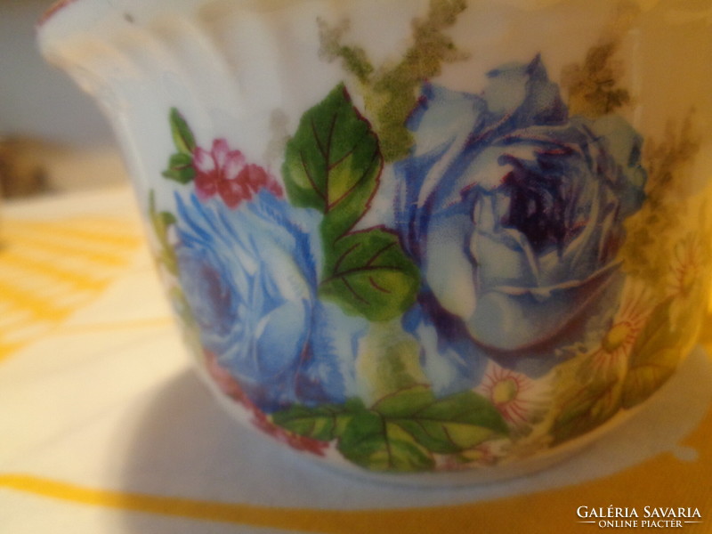 Koma csésze , bécsi  ,  kék rózsás  mintával , alja is festett , 12 x 8 cm , nagyobb méret