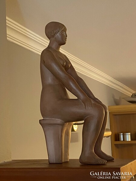 Marosán László - ülő nő terrakotta szobor
