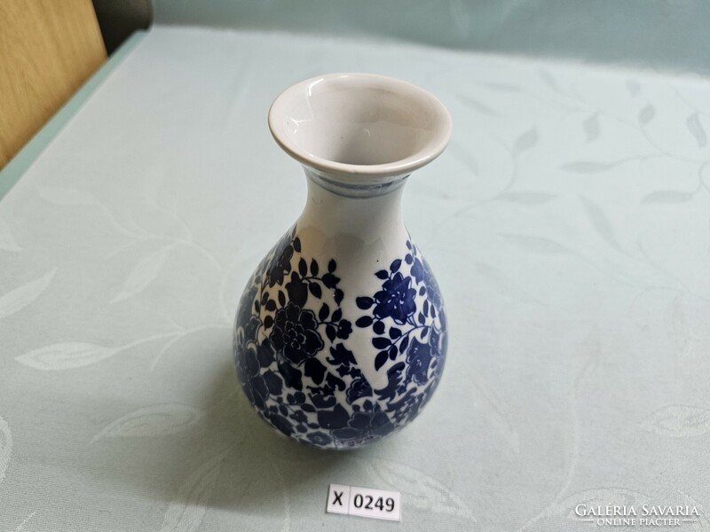 X0249 Porcelán kínai váza 17 cm