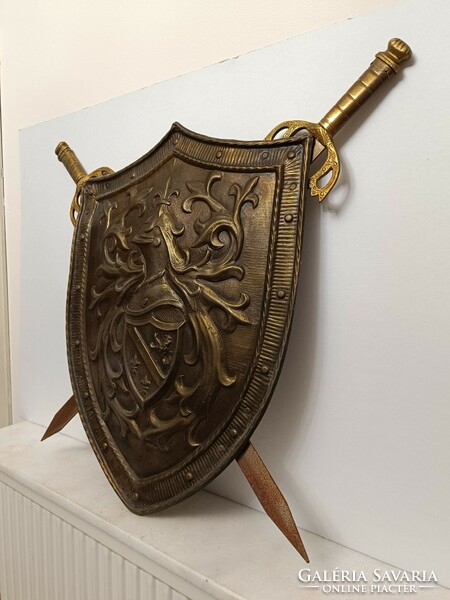 Antik sárgaréz pajzs vas pengés kardokkal kópia Galvanoplastik fali dekoráció military 358 8024