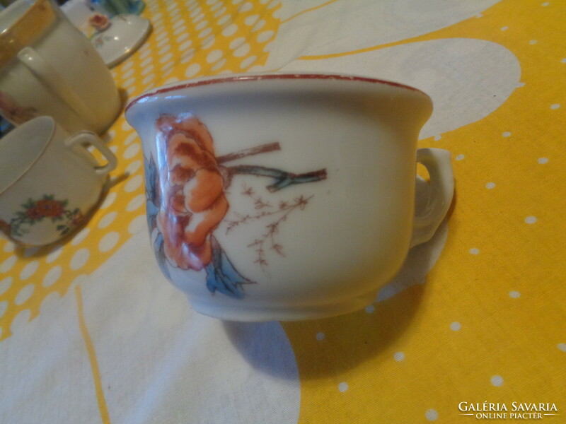 Koma csésze  , bécsi piros rózsa és madár mintával  , alja is festett  ,  11 x 7 cm