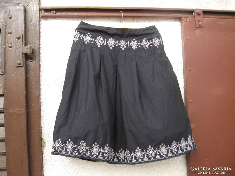 Promod black embroidered skirt 40