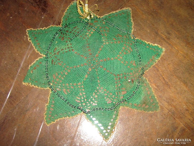 Bájos kézzel horgolt zöld karácsonyi csillag alakú terítő
