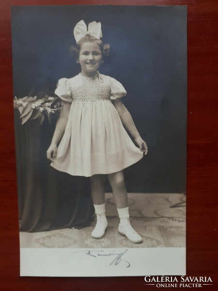 Kislány: műtermi fotó 1940-ből