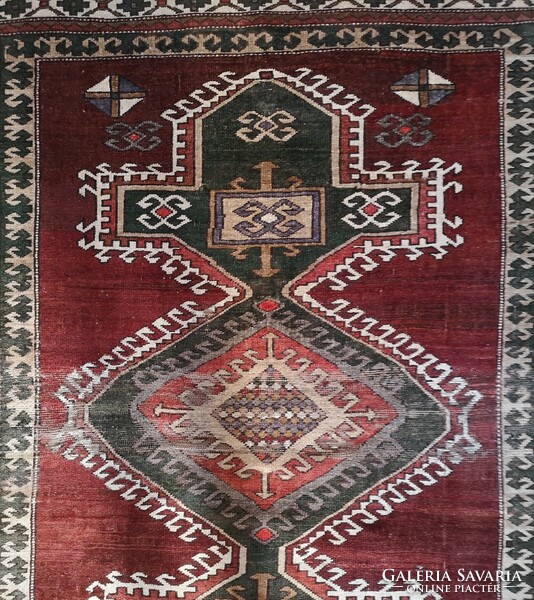 Kaukázusi mintájú, kézi csomozású régi gyapjú szőnyeg. Lakásból!