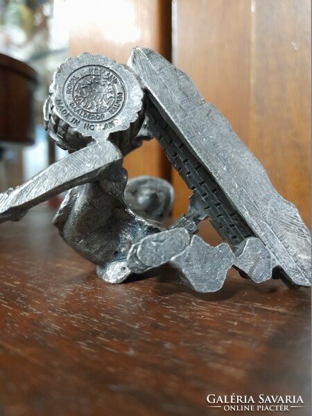Part of Dutch daalderop zinn/tin mason master small sculpture, sculpture collection.