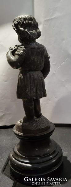 Bronz kislány szobor
