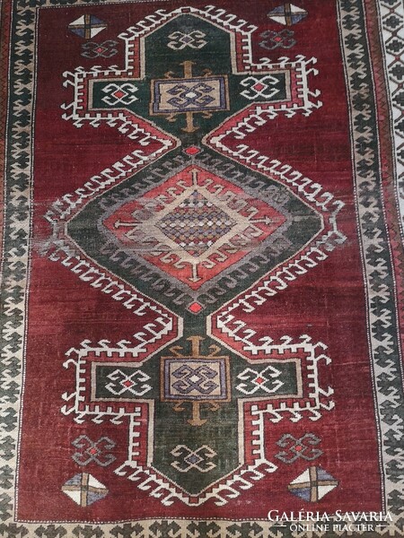 Kaukázusi mintájú, kézi csomozású régi gyapjú szőnyeg. Lakásból!