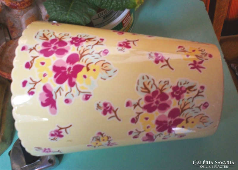 English flower pattern vase, zigzag mouth, very beautiful