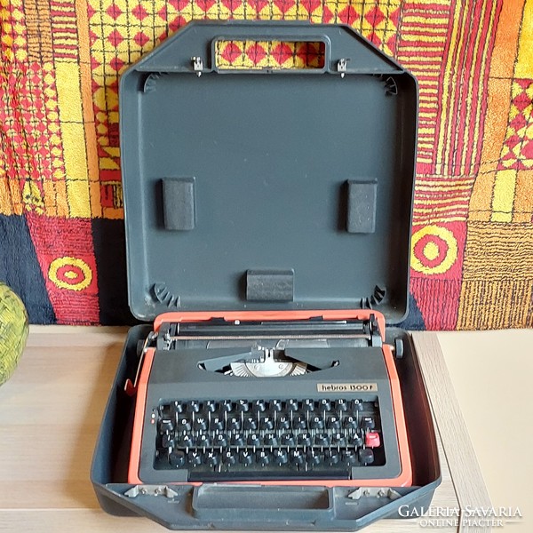 Retro hordozható írógép
