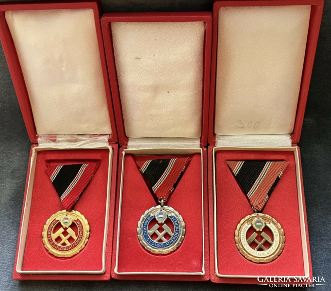 Bányász Szolgálati Érdemérem kitüntetés arany, ezüst és bronz fokozata dobozában