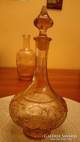 Gyönyörű nagyon régi boros és likörös borostyánsárga üvegek.