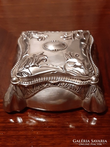 Különleges formájú ezüstözött ékszerdoboz belül plüss béléssel