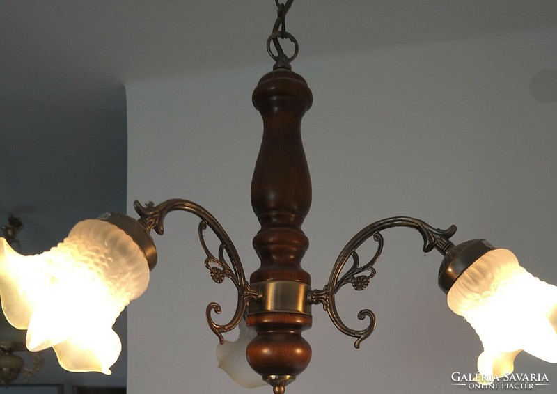 A very beautiful three-pronged chandelier in perfect condition