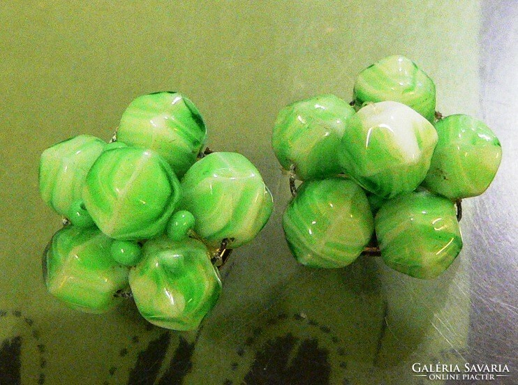 Green glass bead clip