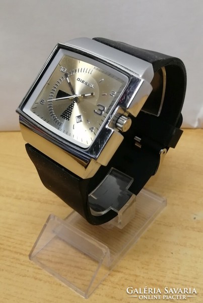 Fashionable men's wristwatch with Diesel brand wide rubber buckle.