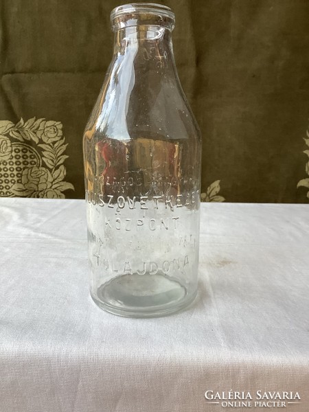 Egy literes antik tejes üveg.