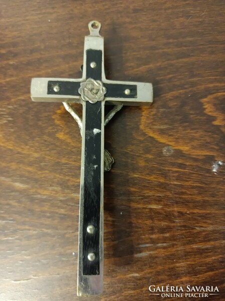 Wall-hanging crucifix/cross, made of metal.