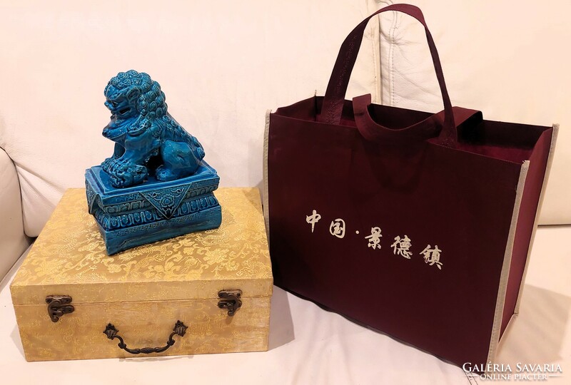 Jelzett kínai, kék, Foo kutya porcelán szobor díszdobozban, táskával, hibátlan, ajándékozható