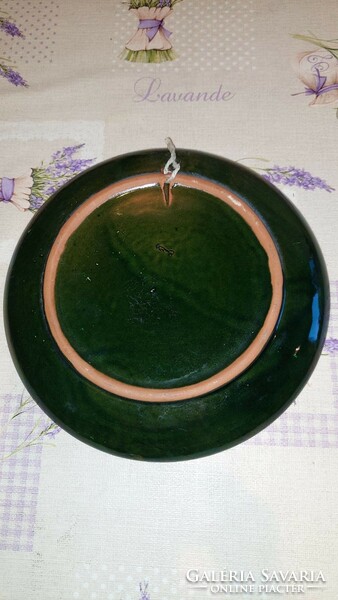 Zöld-fekete mázas fali tányér, mezőtúri népi kerámia