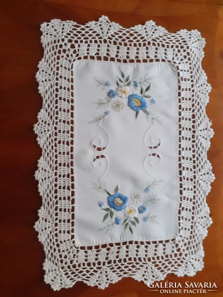 Embroidered, crocheted tablecloth. 48X33 cm