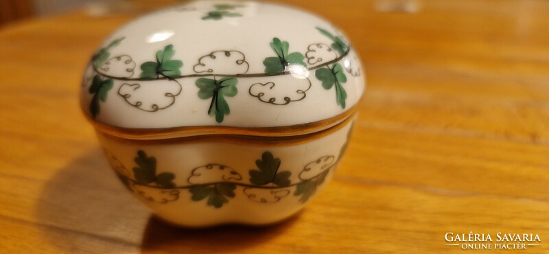 Heart-shaped bonbonier with Herend parsley pattern
