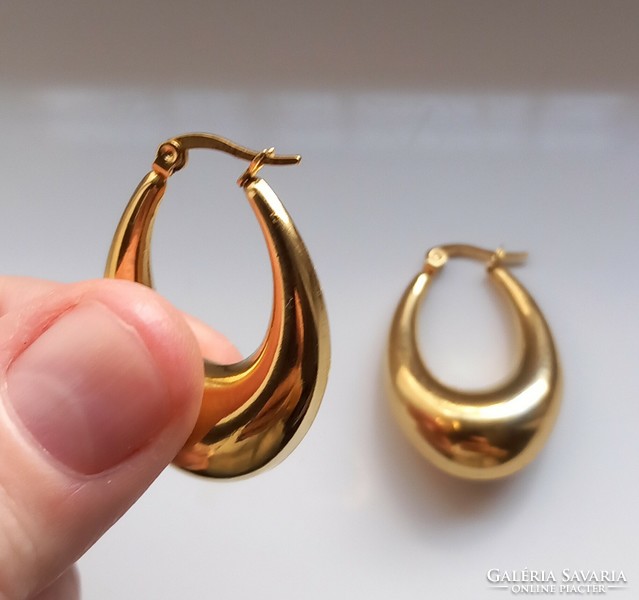 18Kt..Gold-plated hoop earrings.