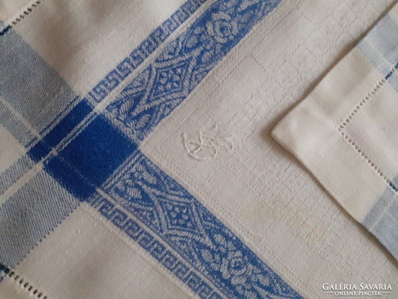3 large monogrammed napkins, tablecloth. 39X39 cm