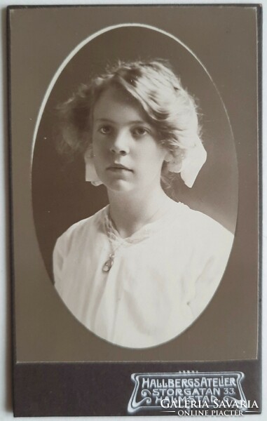 Svéd vizitkártya, CDV, Hallbergs Atelier,Halmstad, fiatal lány fotó, 1910 körül