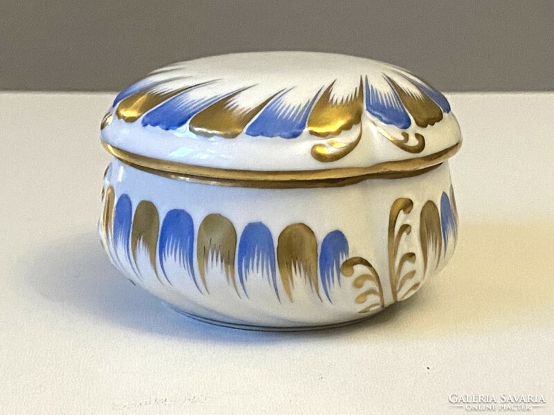 First class Herend porcelain bonbonier jewelry box with a round lid