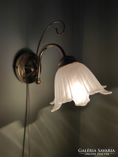 Vintage-style bellflower cup-shaped brass wall arm wall lamp