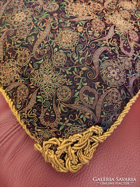 Antik selyem díszpárna, nagyméretű padlizsán lila tónusú törökmintás virágindás zsinóros szegéssel