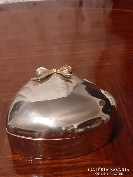 Masnis szivecskés ezüstözött ékszerdoboz belül plüss béléssel