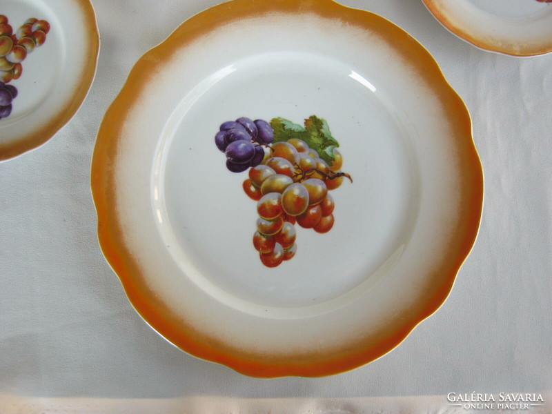 Zsolnay porcelán tányér készlet szőlő gyümölcs mintával