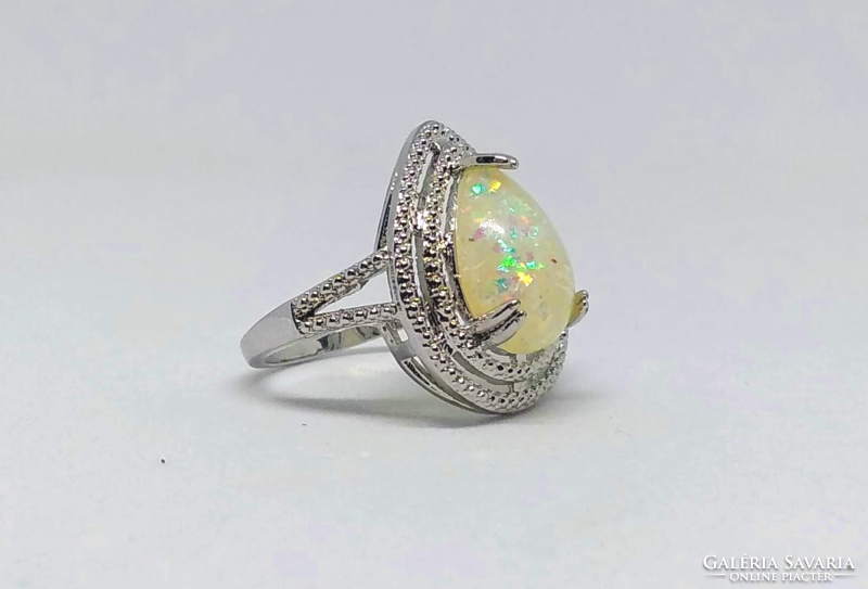 925-s töltött ezüst gyűrű, szintetikus fehér tűzopál kristállyal (191)