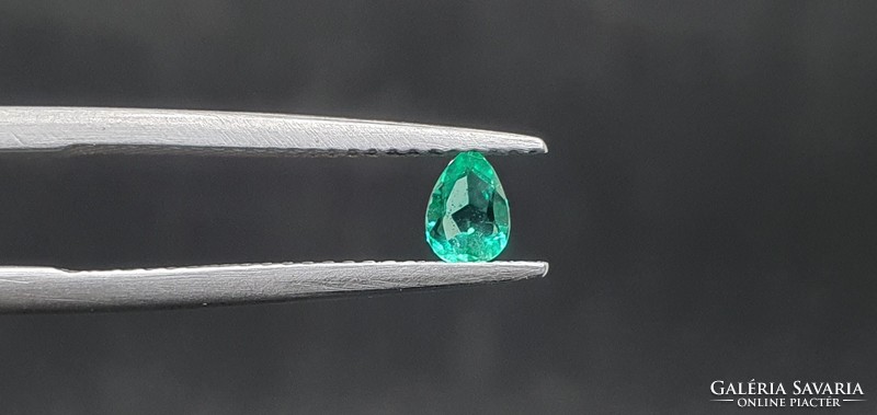 Brazilian emerald drop 0.21 Carat. With certification.