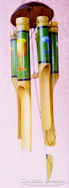 Bambusz szélcsengő vagy belépés jelző festett koktélos dekorációval Malájziából