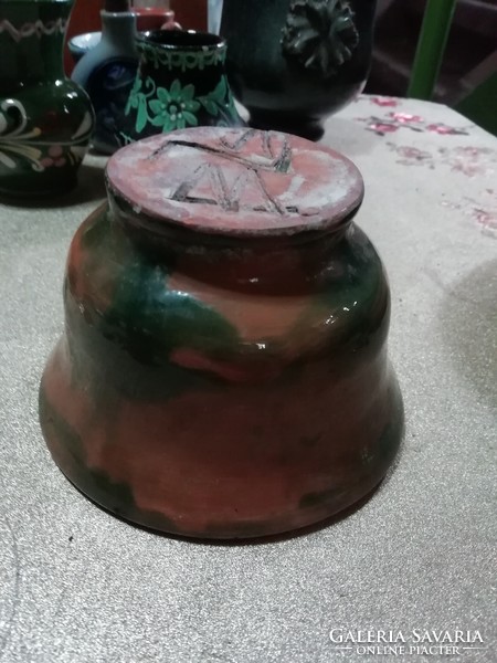 Jelzett kerámia váza 24.a képeken látható állapotban van 8cmx12cm