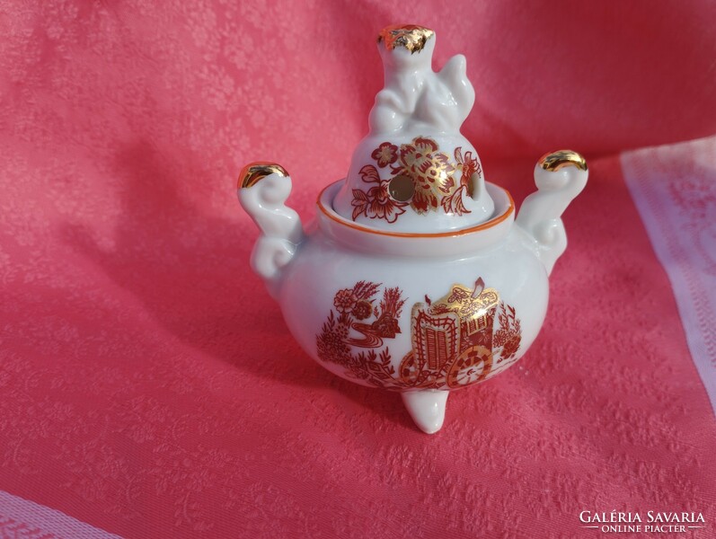 Jellegzetes japán porcelán füstölő fedelén sárkánykutyával
