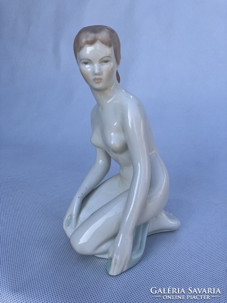 Meztelen térdeplő nő, Aquincum porcelán