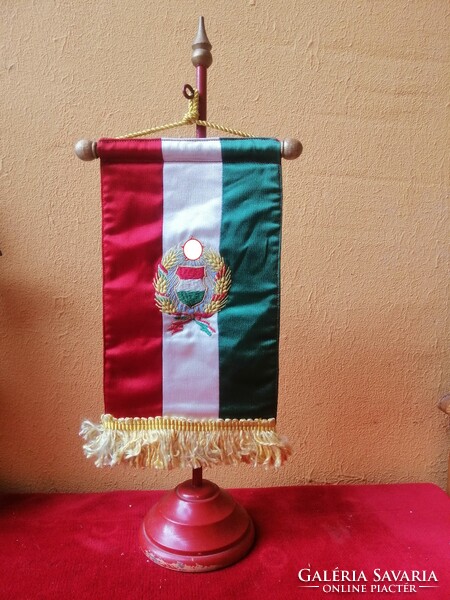 Kádár címeres asztali zászló, talapzattal