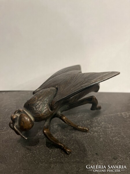 Metal ashtray fly form